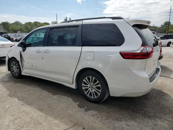5TDYZ3DC8JS939619 2018 TOYOTA SIENNA - Image 2