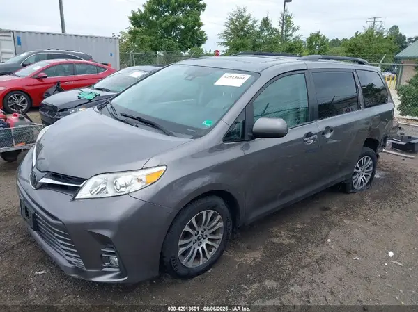 5TDYZ3DC8JS939975 2018 TOYOTA SIENNA - Image 2