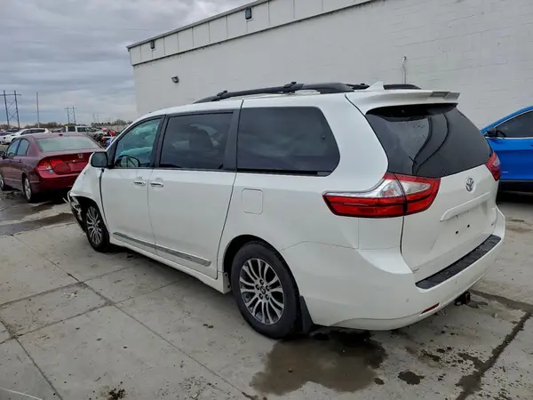 5TDYZ3DC8JS944867 2018 TOYOTA SIENNA - Image 2
