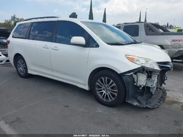 5TDYZ3DC8JS951656 2018 TOYOTA SIENNA - Image 1