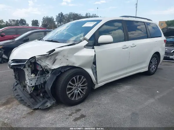 5TDYZ3DC8JS951656 2018 TOYOTA SIENNA - Image 2