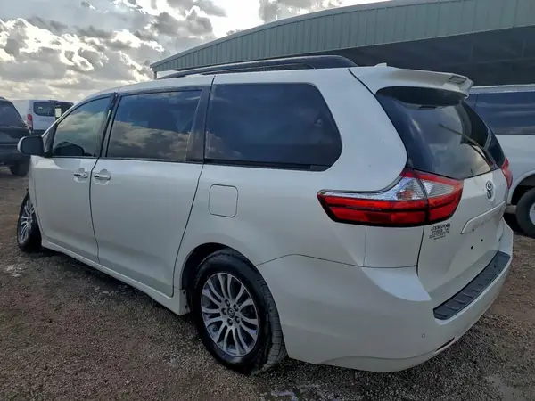 5TDYZ3DC8JS953584 2018 TOYOTA SIENNA - Image 2