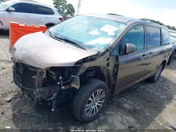 5TDYZ3DC8JS954640 2018 TOYOTA SIENNA - Image 2