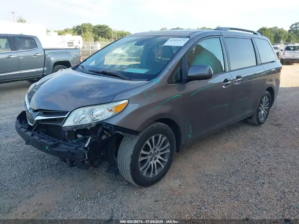 5TDYZ3DC8JS955965 2018 TOYOTA SIENNA - Image 2