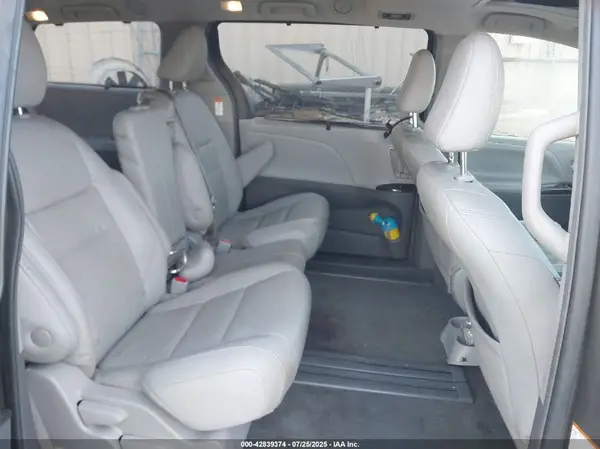 5TDYZ3DC8JS955965 2018 TOYOTA SIENNA - Image 8