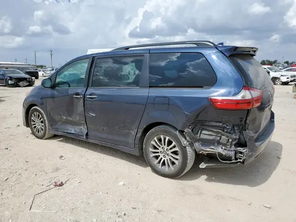5TDYZ3DC8JS957795 2018 TOYOTA SIENNA - Image 2