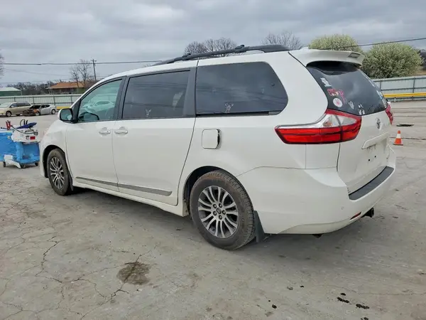 5TDYZ3DC8JS958025 2018 TOYOTA SIENNA - Image 2