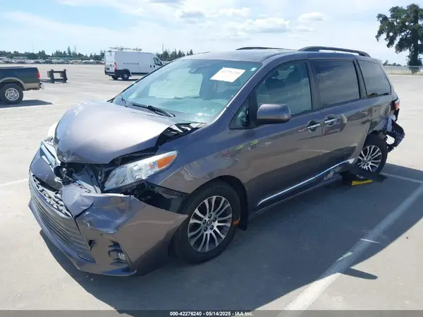 5TDYZ3DC8KS001055 2019 TOYOTA SIENNA - Image 2