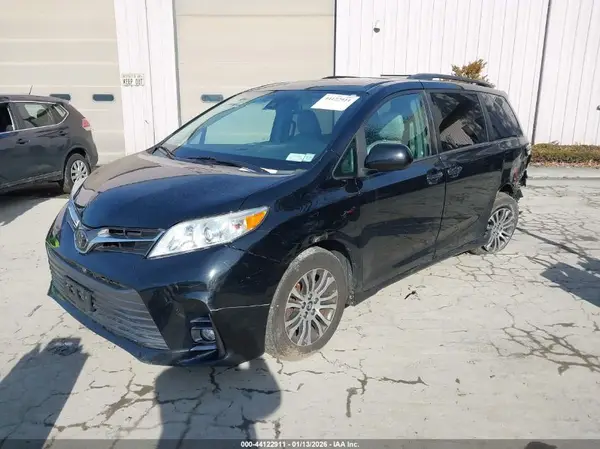 5TDYZ3DC8KS002450 2019 TOYOTA SIENNA - Image 2