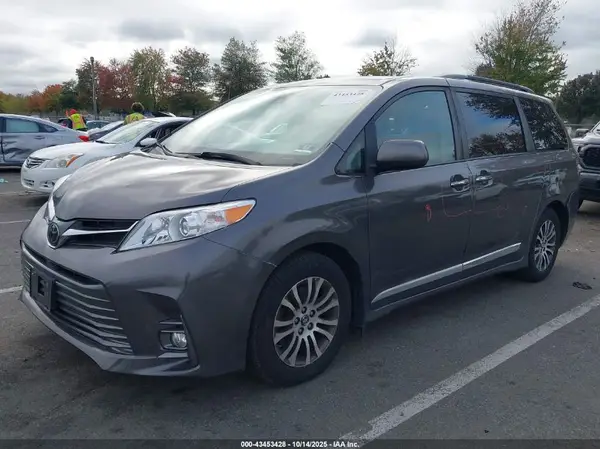5TDYZ3DC8KS006210 2019 TOYOTA SIENNA - Image 2
