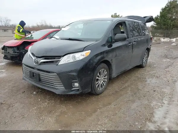 5TDYZ3DC8KS009530 2019 TOYOTA SIENNA - Image 2