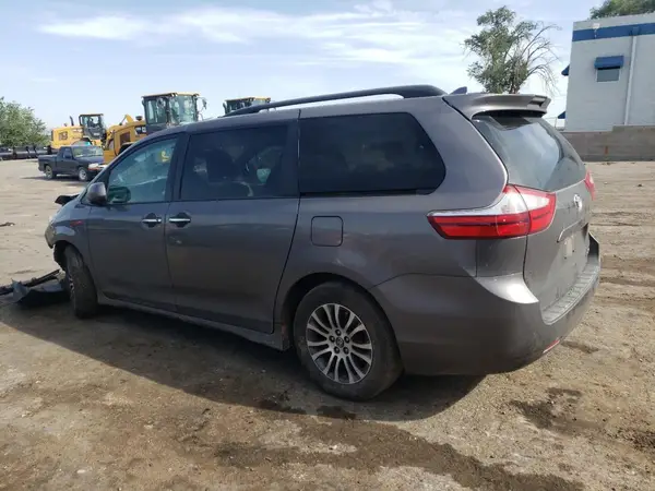 5TDYZ3DC8KS011682 2019 TOYOTA SIENNA - Image 2