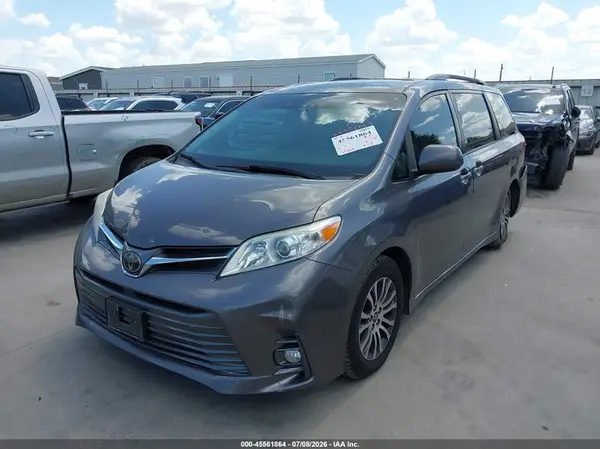 5TDYZ3DC8KS017658 2019 TOYOTA SIENNA - Image 2