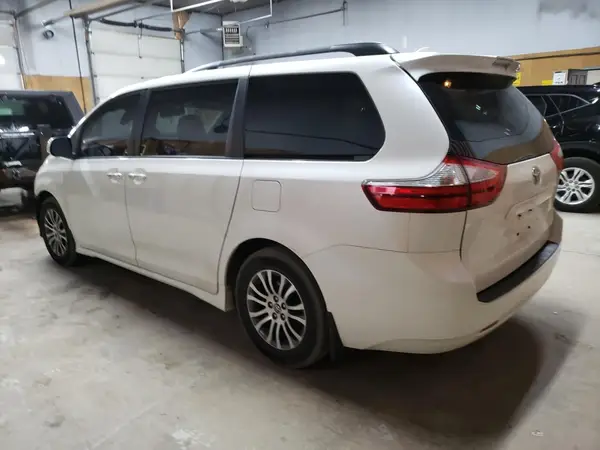 5TDYZ3DC8KS018258 2019 TOYOTA SIENNA - Image 2