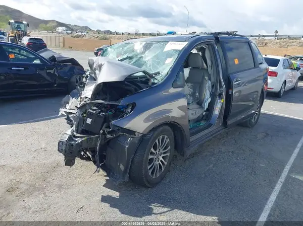 5TDYZ3DC8KS969639 2019 TOYOTA SIENNA - Image 2