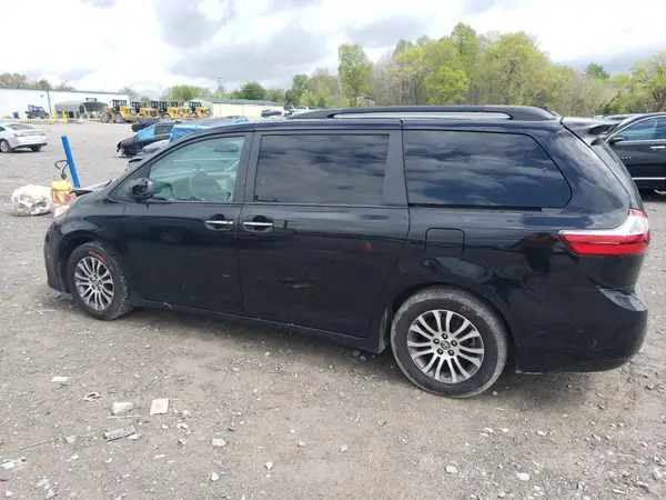 5TDYZ3DC8KS978485 2019 TOYOTA SIENNA - Image 2