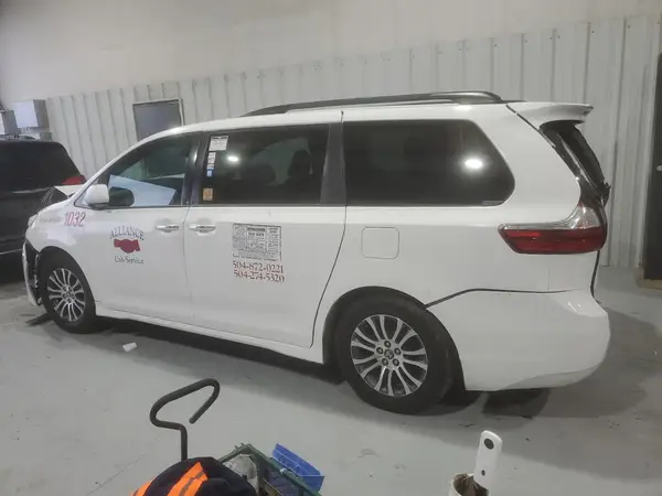 5TDYZ3DC8KS980317 2019 TOYOTA SIENNA - Image 2