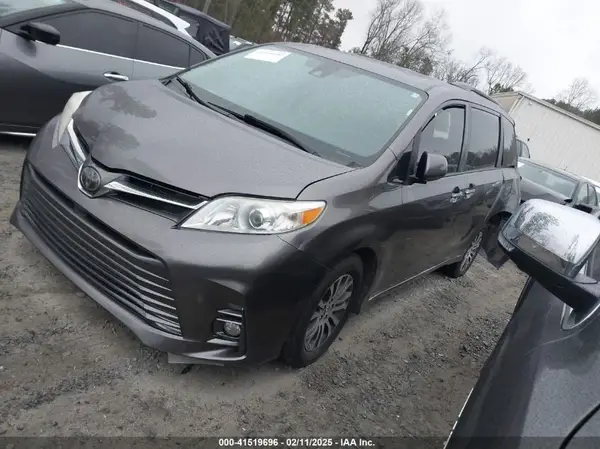 5TDYZ3DC8KS982777 2019 TOYOTA SIENNA - Image 2