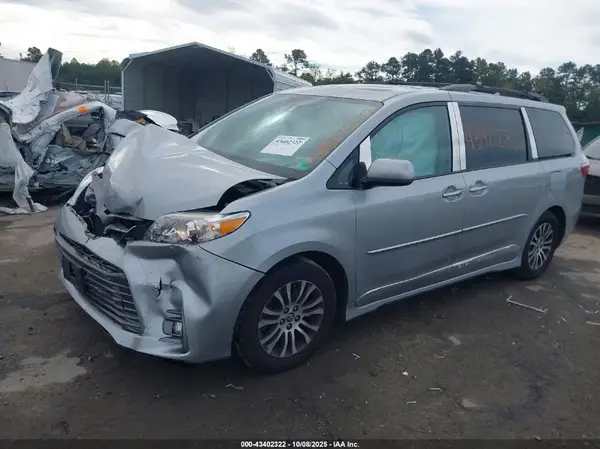 5TDYZ3DC8KS983668 2019 TOYOTA SIENNA - Image 2