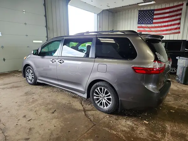 5TDYZ3DC8KS984139 2019 TOYOTA SIENNA - Image 2