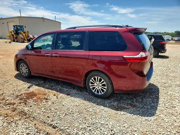 5TDYZ3DC8KS989602 2019 TOYOTA SIENNA - Image 2