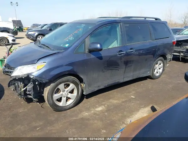 5TDYZ3DC8LS069423 2020 TOYOTA SIENNA - Image 2