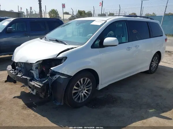 5TDYZ3DC8LS078137 2020 TOYOTA SIENNA - Image 2