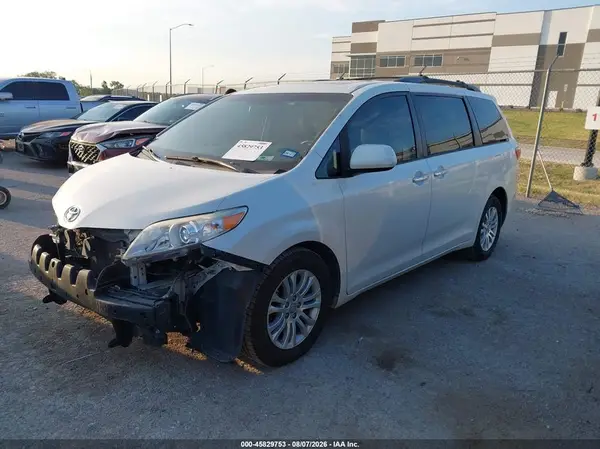 5TDYZ3DC9HS767501 2017 TOYOTA SIENNA - Image 2