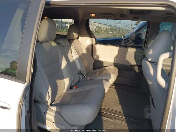5TDYZ3DC9HS767501 2017 TOYOTA SIENNA - Image 8
