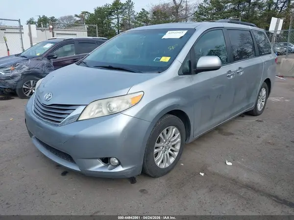 5TDYZ3DC9HS767756 2017 TOYOTA SIENNA - Image 2