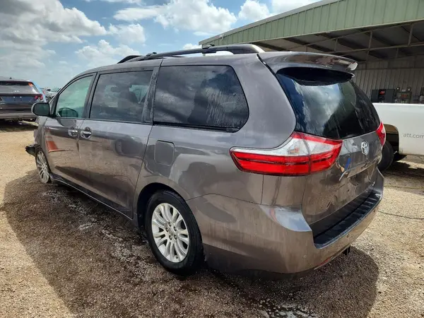 5TDYZ3DC9HS769197 2017 TOYOTA SIENNA - Image 2