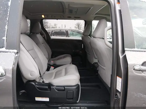5TDYZ3DC9HS774027 2017 TOYOTA SIENNA - Image 8