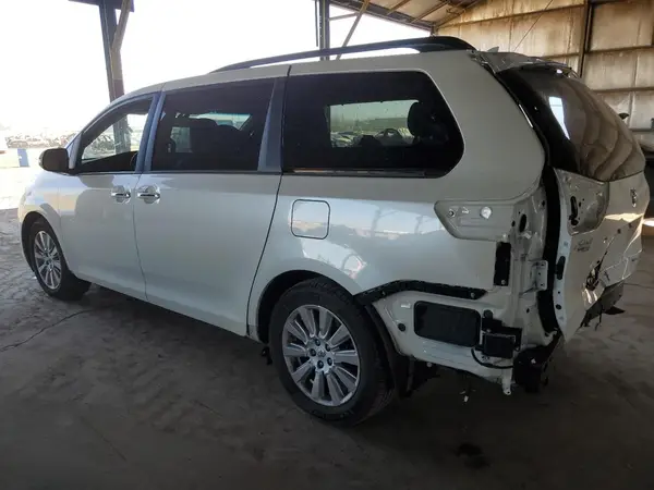 5TDYZ3DC9HS774478 2017 TOYOTA SIENNA - Image 2