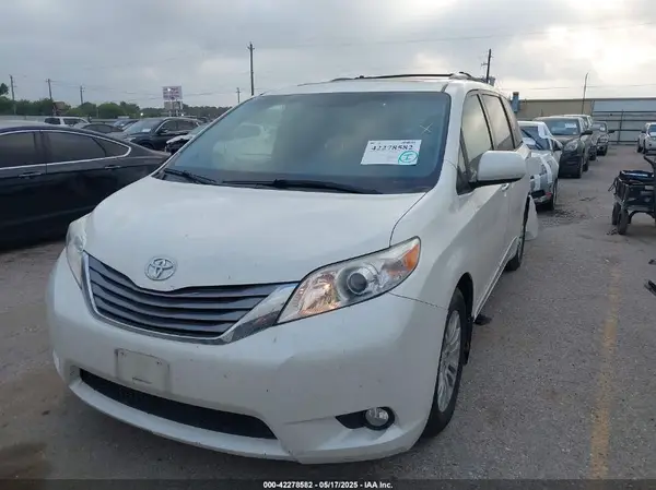 5TDYZ3DC9HS776179 2017 TOYOTA SIENNA - Image 2