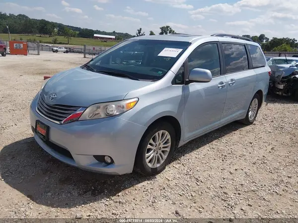 5TDYZ3DC9HS781706 2017 TOYOTA SIENNA - Image 2