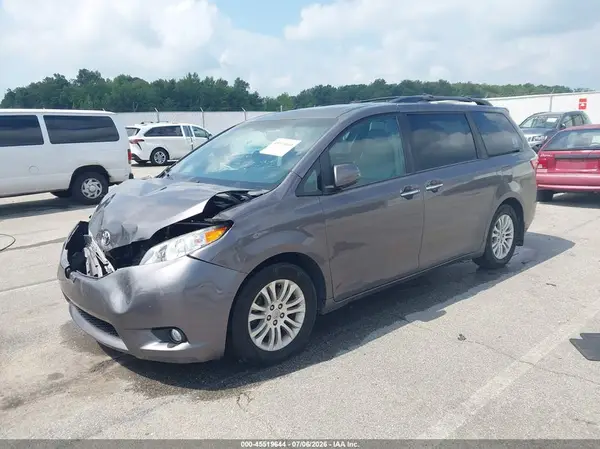 5TDYZ3DC9HS786775 2017 TOYOTA SIENNA - Image 2