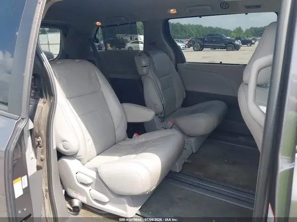 5TDYZ3DC9HS786775 2017 TOYOTA SIENNA - Image 8
