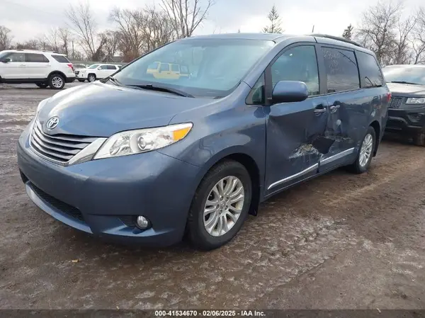 5TDYZ3DC9HS787991 2017 TOYOTA SIENNA - Image 2