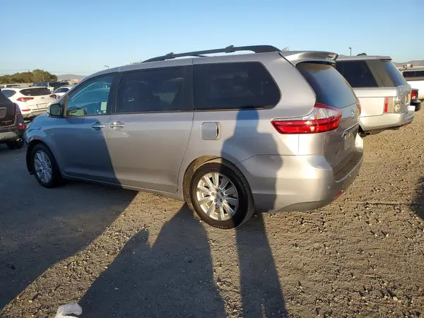5TDYZ3DC9HS790826 2017 TOYOTA SIENNA - Image 2