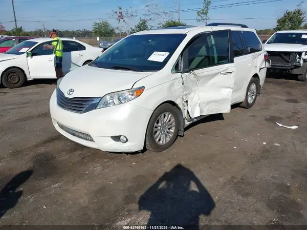 5TDYZ3DC9HS794892 2017 TOYOTA SIENNA - Image 2