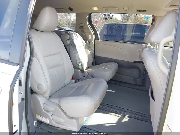 5TDYZ3DC9HS794892 2017 TOYOTA SIENNA - Image 8