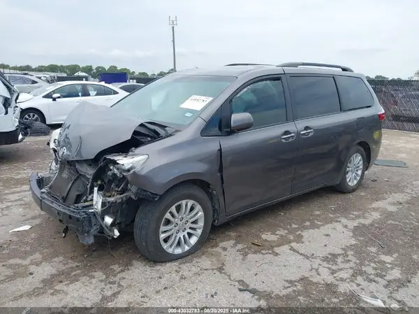 5TDYZ3DC9HS796108 2017 TOYOTA SIENNA - Image 2
