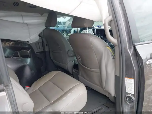 5TDYZ3DC9HS796108 2017 TOYOTA SIENNA - Image 8