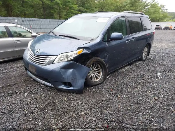 5TDYZ3DC9HS797338 2017 TOYOTA SIENNA - Image 2