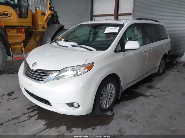 5TDYZ3DC9HS797579 2017 TOYOTA SIENNA - Image 2