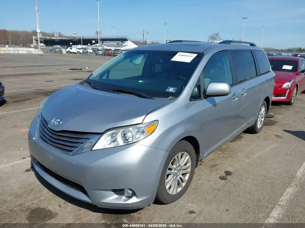 5TDYZ3DC9HS800917 2017 TOYOTA SIENNA - Image 2