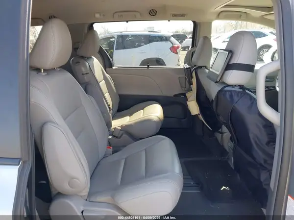 5TDYZ3DC9HS800917 2017 TOYOTA SIENNA - Image 8