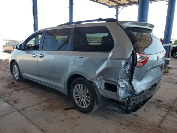 5TDYZ3DC9HS803932 2017 TOYOTA SIENNA - Image 2