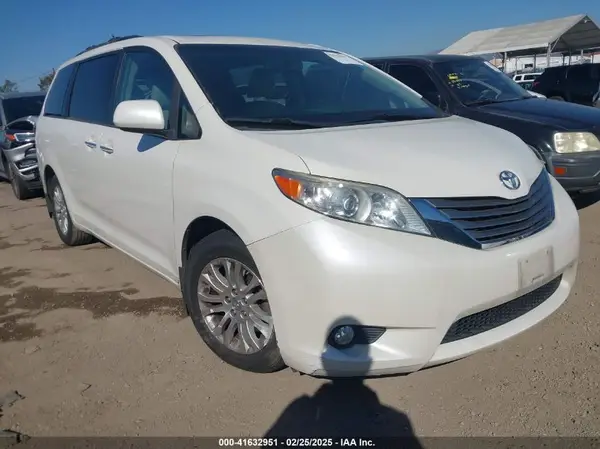 5TDYZ3DC9HS808001 2017 TOYOTA SIENNA - Image 1