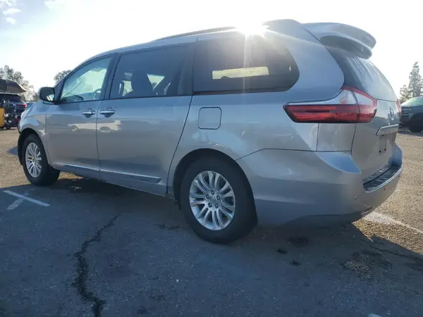 5TDYZ3DC9HS808208 2017 TOYOTA SIENNA - Image 2